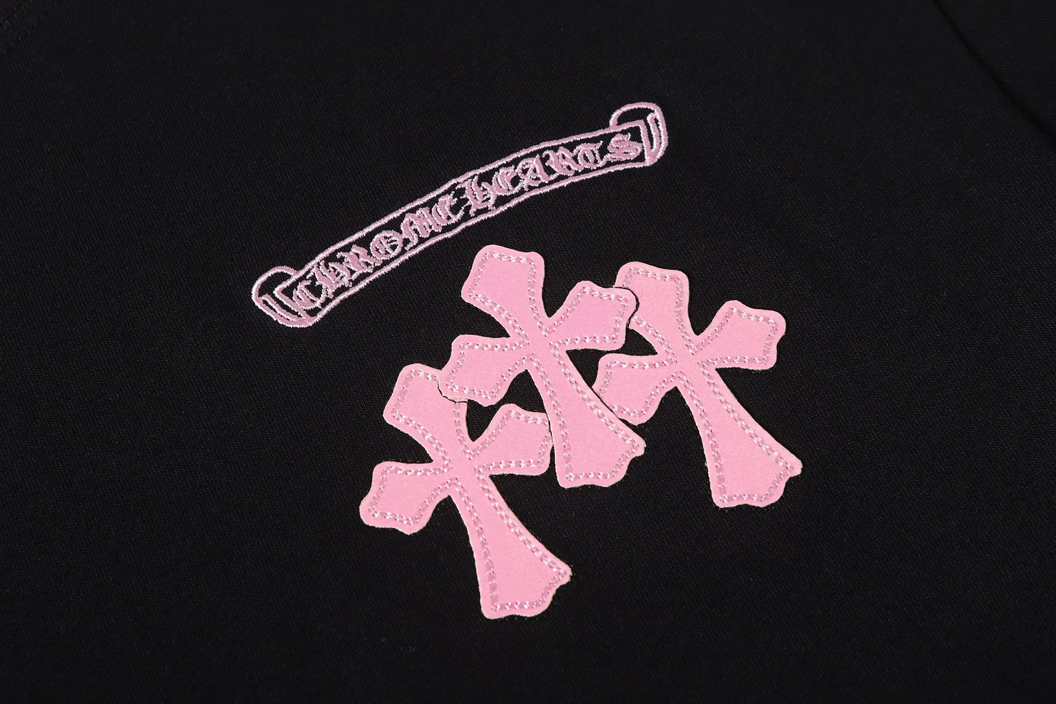 P160 Chrome Hearts CH Chrome Hearts Heavy Industry lip graffiti leather cross ✝️Short-sleeved T-shirt Use imported Tajima machine embroidery Correctly configured Black 2025 Chrome Hearts nylon bag authentic packaging 260 grams of custom-dyed double yarn cotton Large version Loose and stylish Differentiation from low version slim and long version The upper body pulls the hips 100% commitment: top quality Do not make fast food The highest version on the market Top quality - different from the ordinary versions on the market If you care about quality, you should also respect the price. Absolutely 0 after-sales service and 0 return rate so far. It’s hard not to love the style - 260g custom-dyed double yarn fabric - Correct high-density main mark, washed tag, hand-sewn